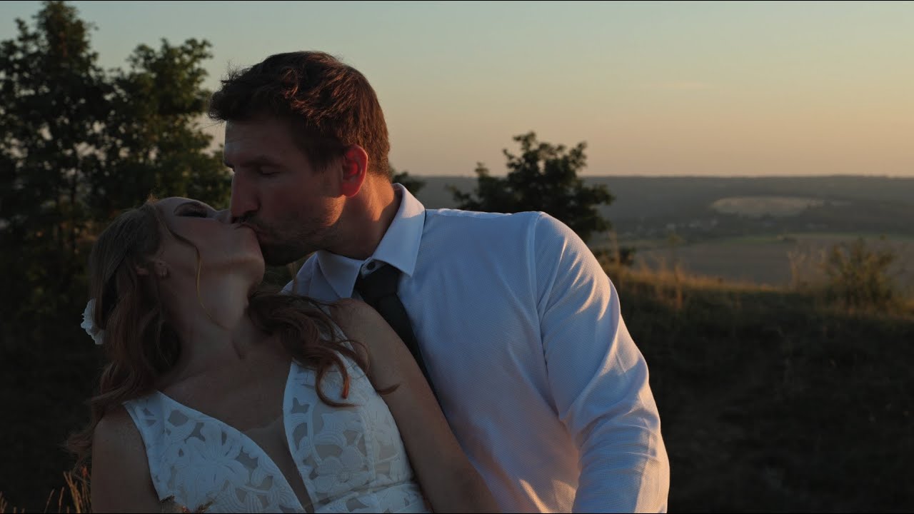 Zuzka & Michal | Intimní svatební den u domu nedaleko Prahy