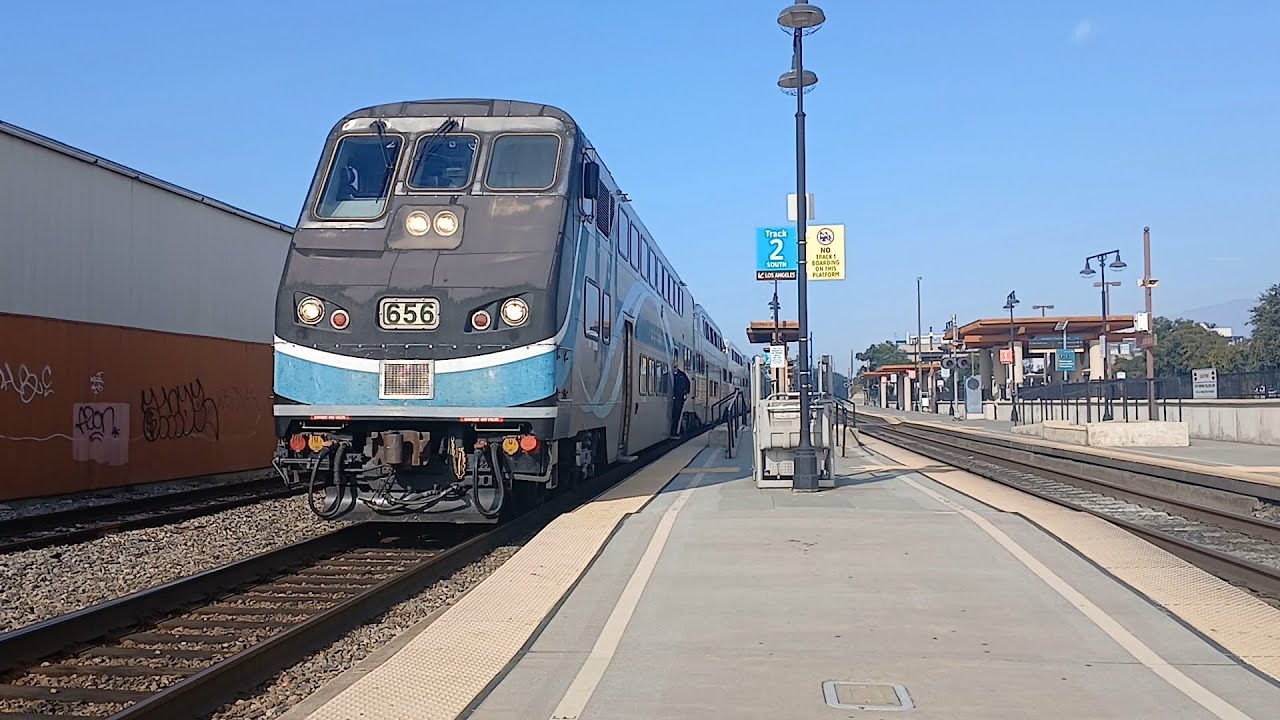 Ralifanning at Glendale Station #railtrack #ralifan #train #metrolink #unionpacific #frieghttrain 