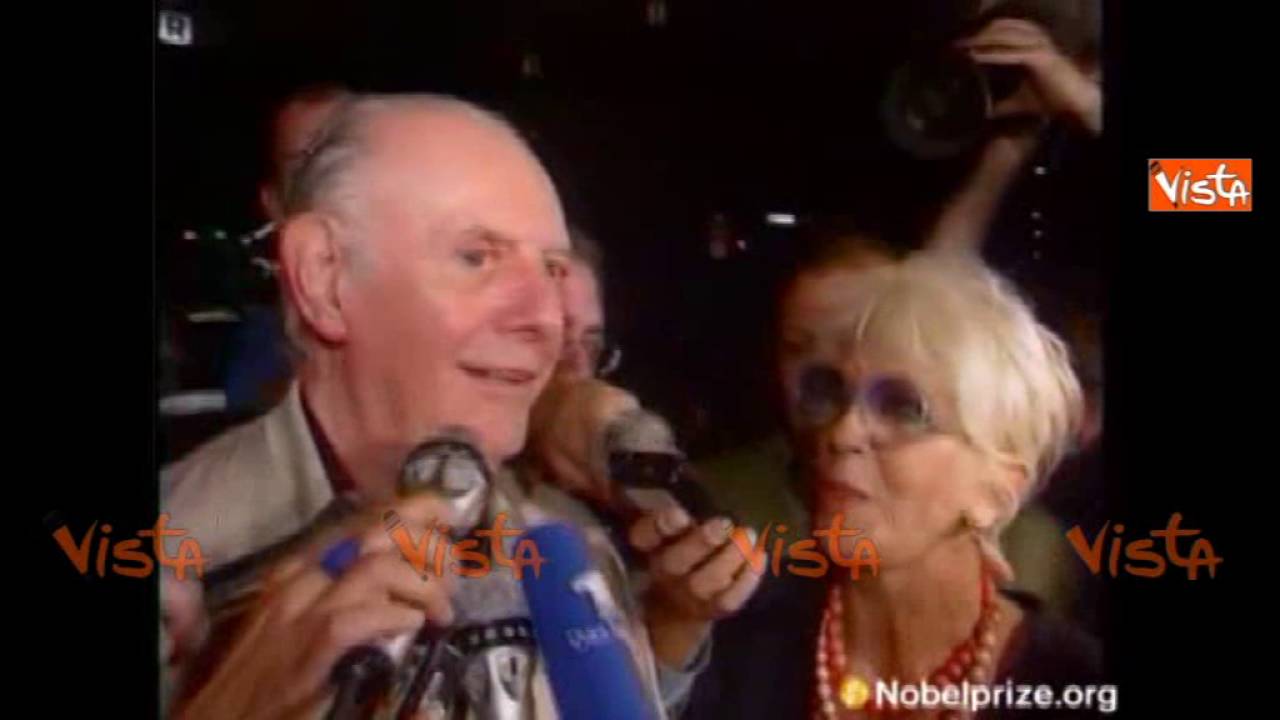 Dario Fo riceve la notizia del Nobel e bacia Franca Rame: 