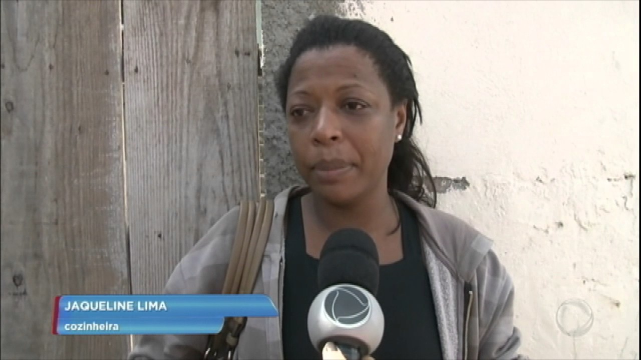 Mulher explode a casa ao acender a luz durante vazamento de gás