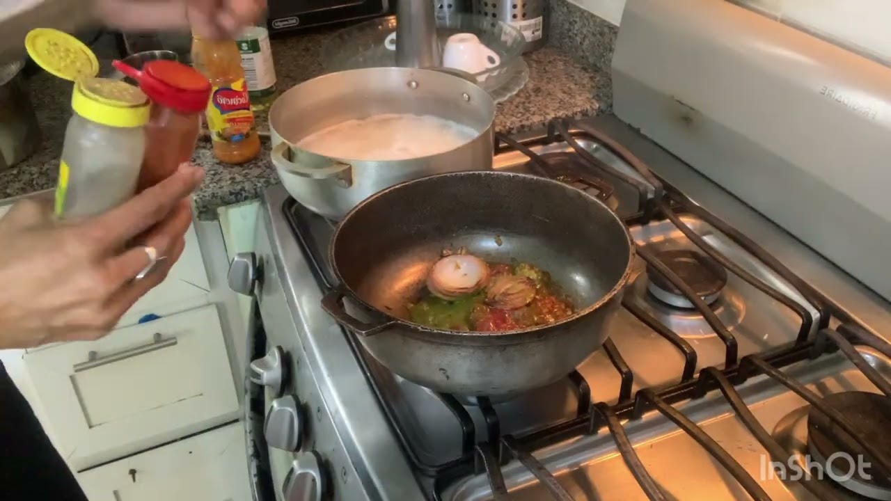 Hoy le voy a compartir arroz habichuelas guiso de tomatico y  huevo