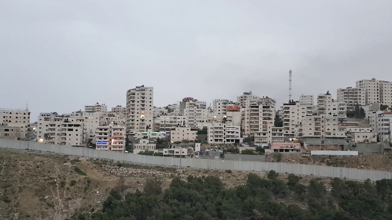 מואזין ממחנה הפליטים שועפאט סמוך לפסגת זאב. צילום: אדווה חולי