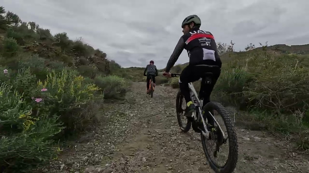 mtb electrica subiendo el algarrobo cara norte