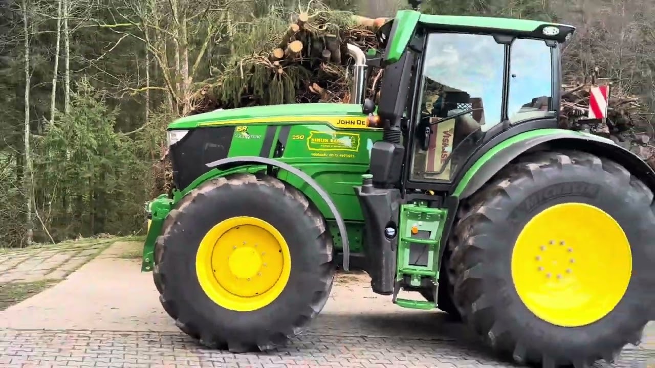 John Deere 6R 250 am Pezzolato 1200 beim Hackschnitzel hacken