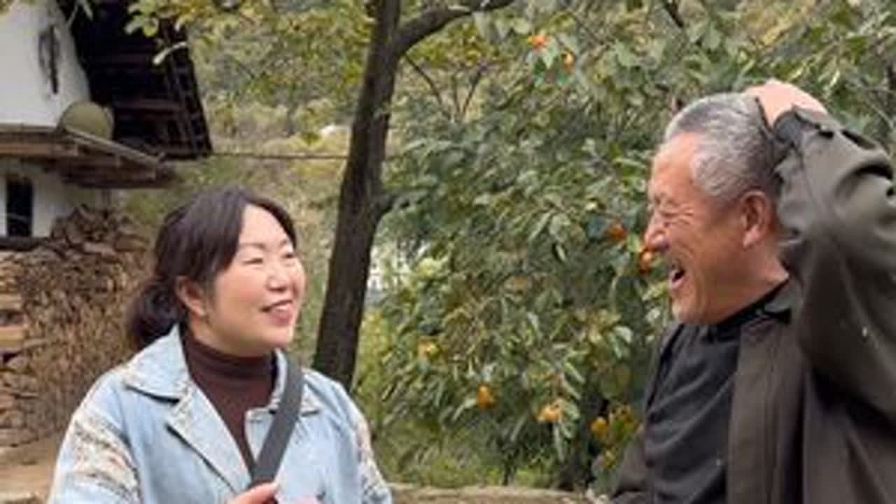 81岁大爷玩手机、刷抖音可溜了，思想就像年轻人一样，希望我们老了也能如此有活力。#我的乡村生活#三农#乡愁记忆#老人 #神农架