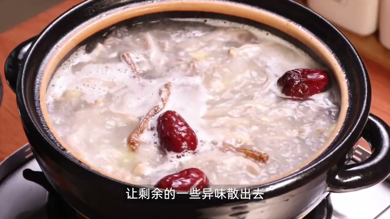 浓郁滋补的的年夜饭硬菜 汤鲜味美的胡椒猪肚鸡 年夜饭少不了一道滋补的暖汤.暖心暖胃的胡椒猪肚鸡.鸡肉鲜嫩.猪肚肥美爽弹.汤头浓郁鲜美非常好喝 #用正统年味给邪修上一课 #抖音年味争