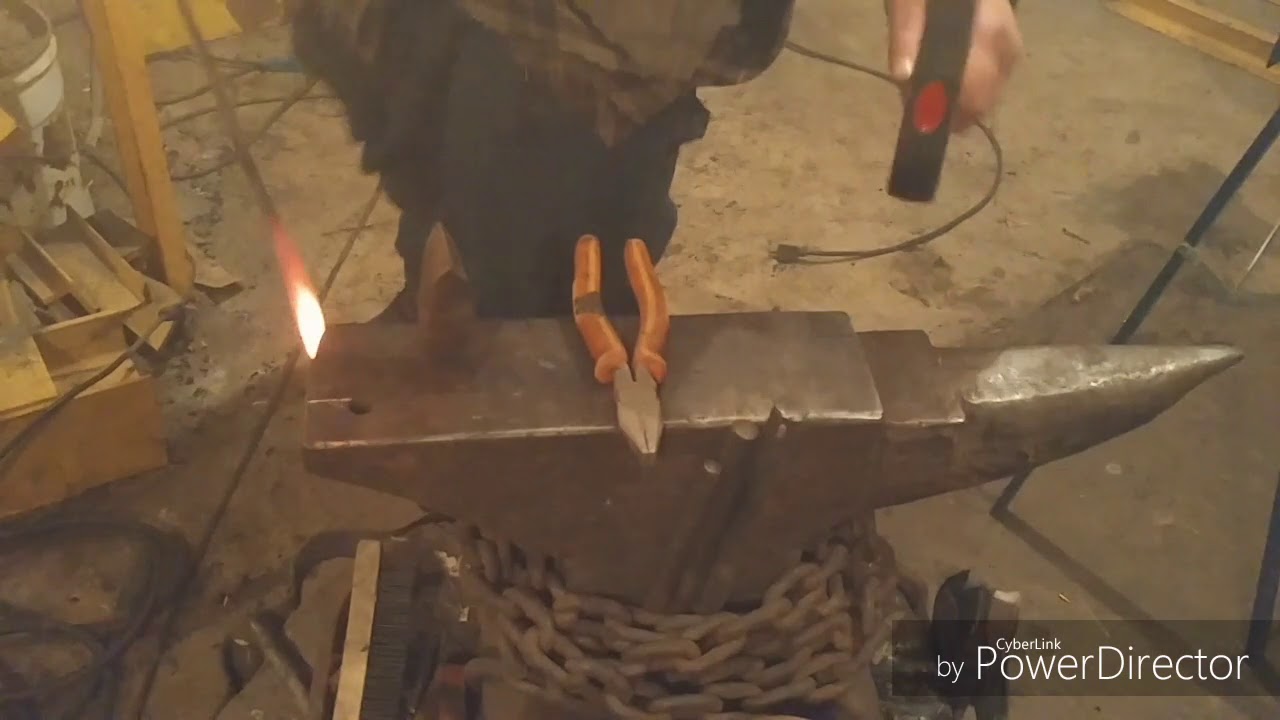 Fabrication de clous forgés a la main