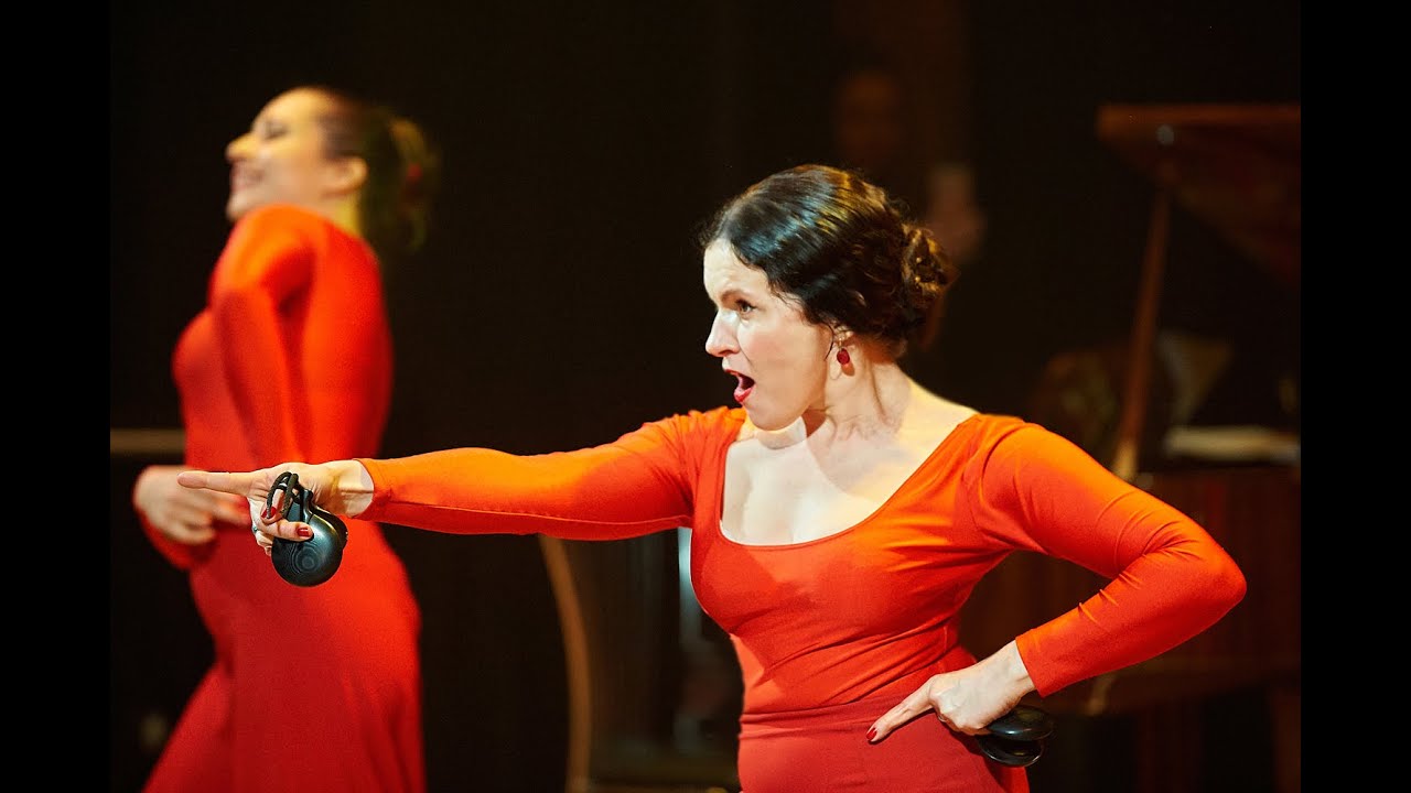 Sevillanas con bata de cola y castañuelas.