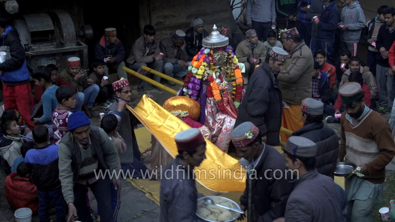 Himachali priests distribute 'prashad' during Faguli Mela at Latoda temple