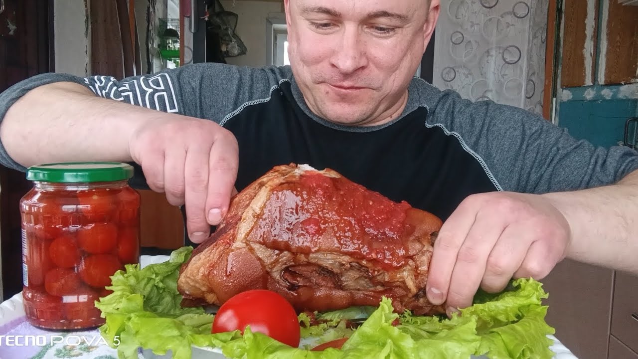 Мукбанг/обжорыч/свиная рулька с овощами и солёные помидоры/