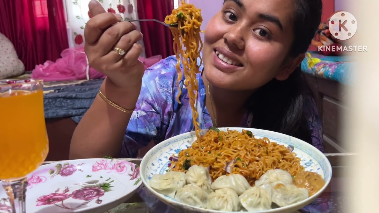 Aaja chicken momo and 2 pm noodles eating 🍽️ Sarai mitho vyo ta😆💕🤟