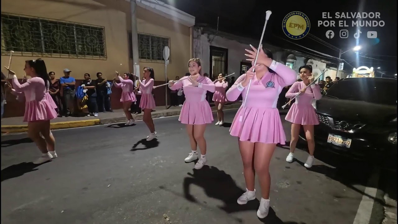Hermosas Cachiporristas de ASMUVE en ZAcatecoluca