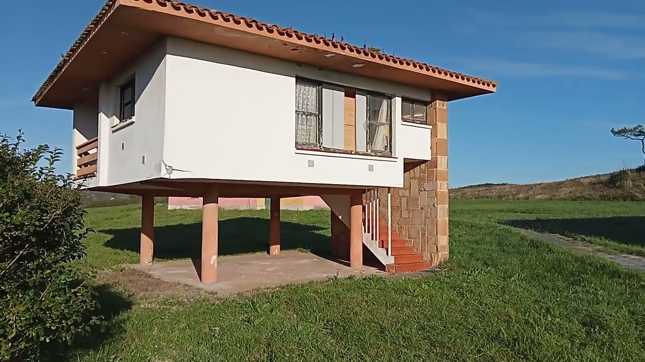 Casas abandonadas de Zalo, Perlora, Asturias.