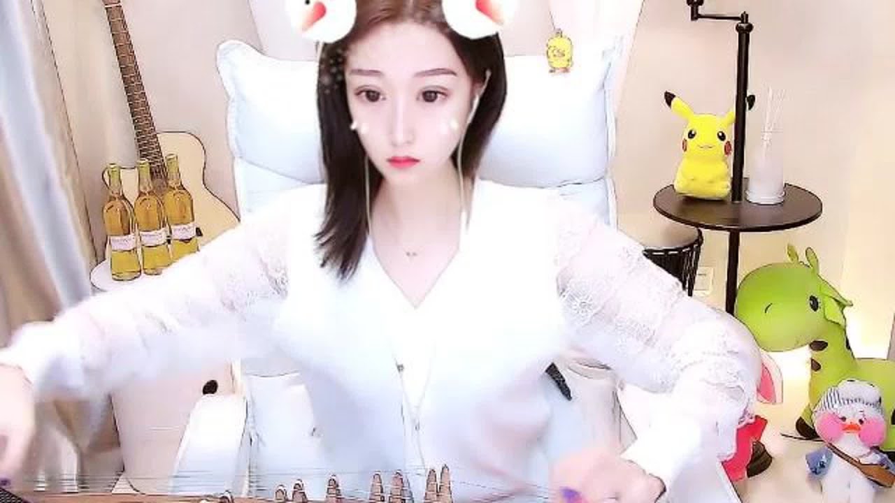 美女古筝演奏《在水一方》难忘的经典老歌，格外动人心弦！