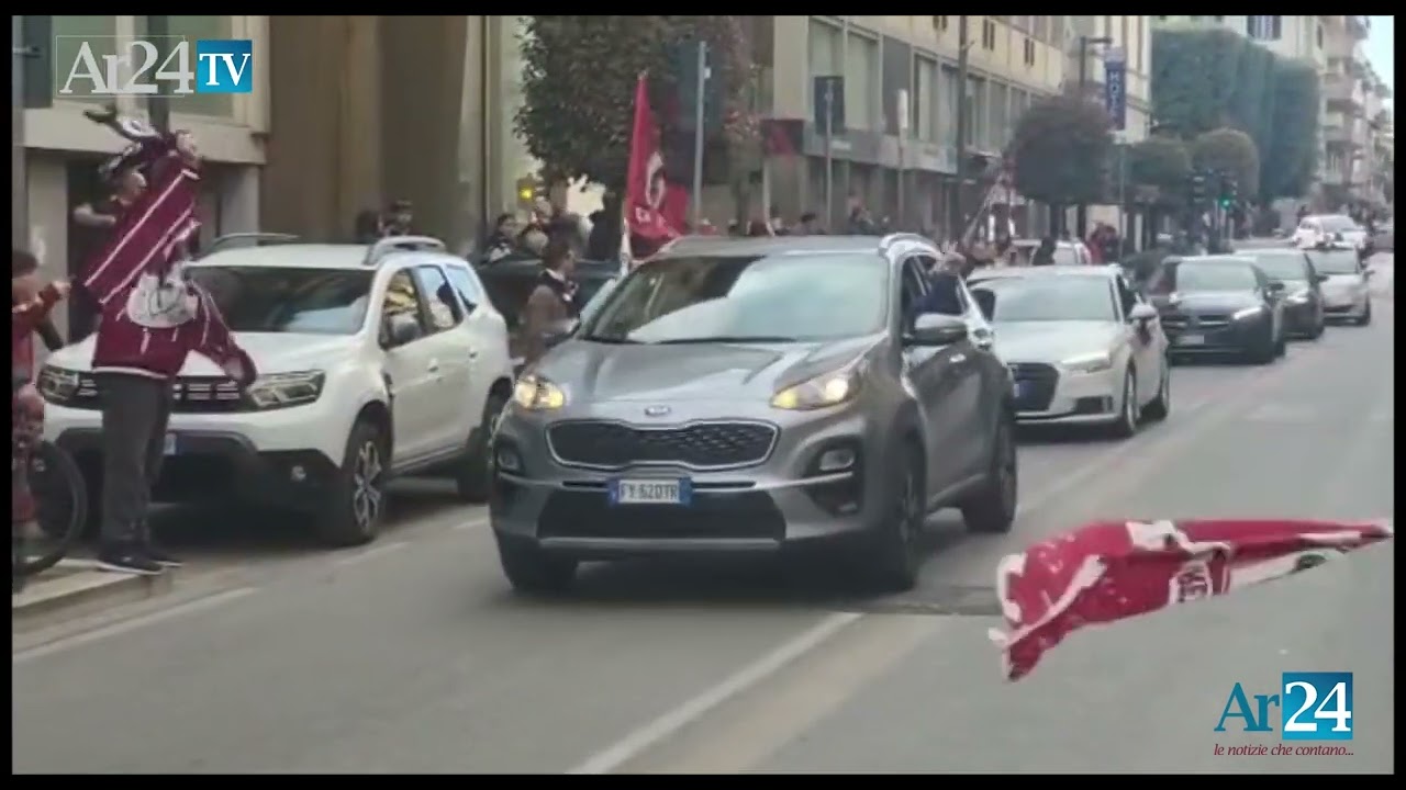 Arezzo torna in serie C, caroselli in città