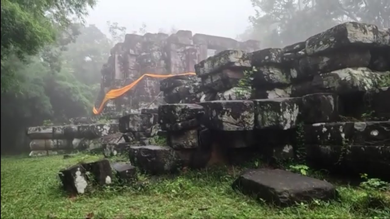 พระธาตุภูเพ็ก..ปราสาทขอมที่ใหญ่ที่สุดในประเทศไทย.แต่ยังสร้างไม่เสร็จ มีหมอกปกคลุมบรรยากาศดั่งสวรรค์