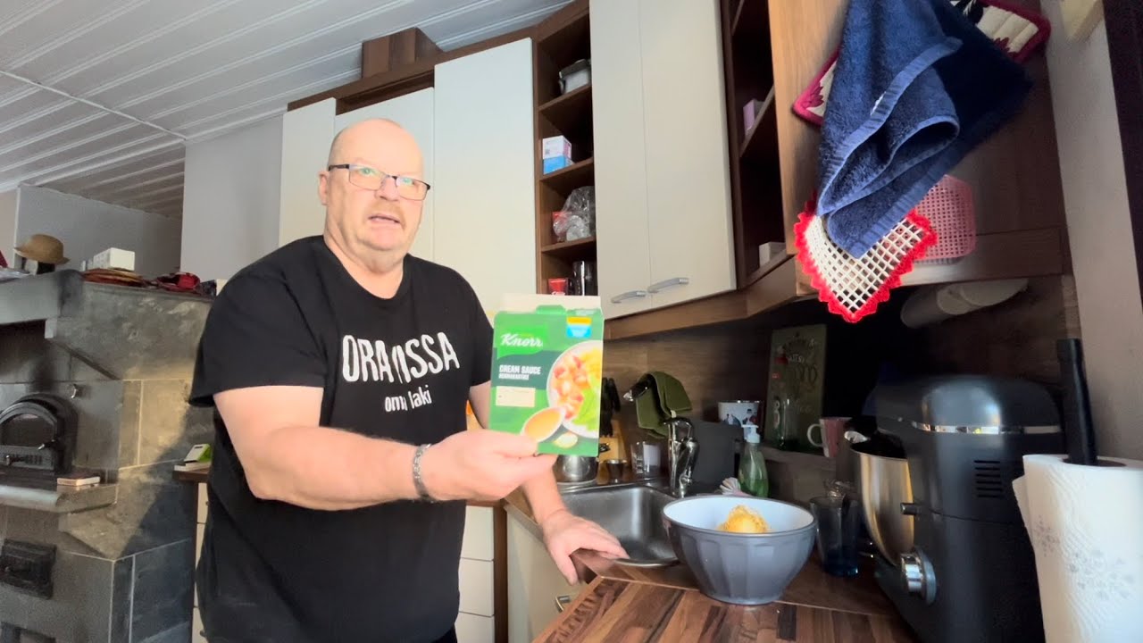 Turaukki kokkaa kotikeittiössä😋