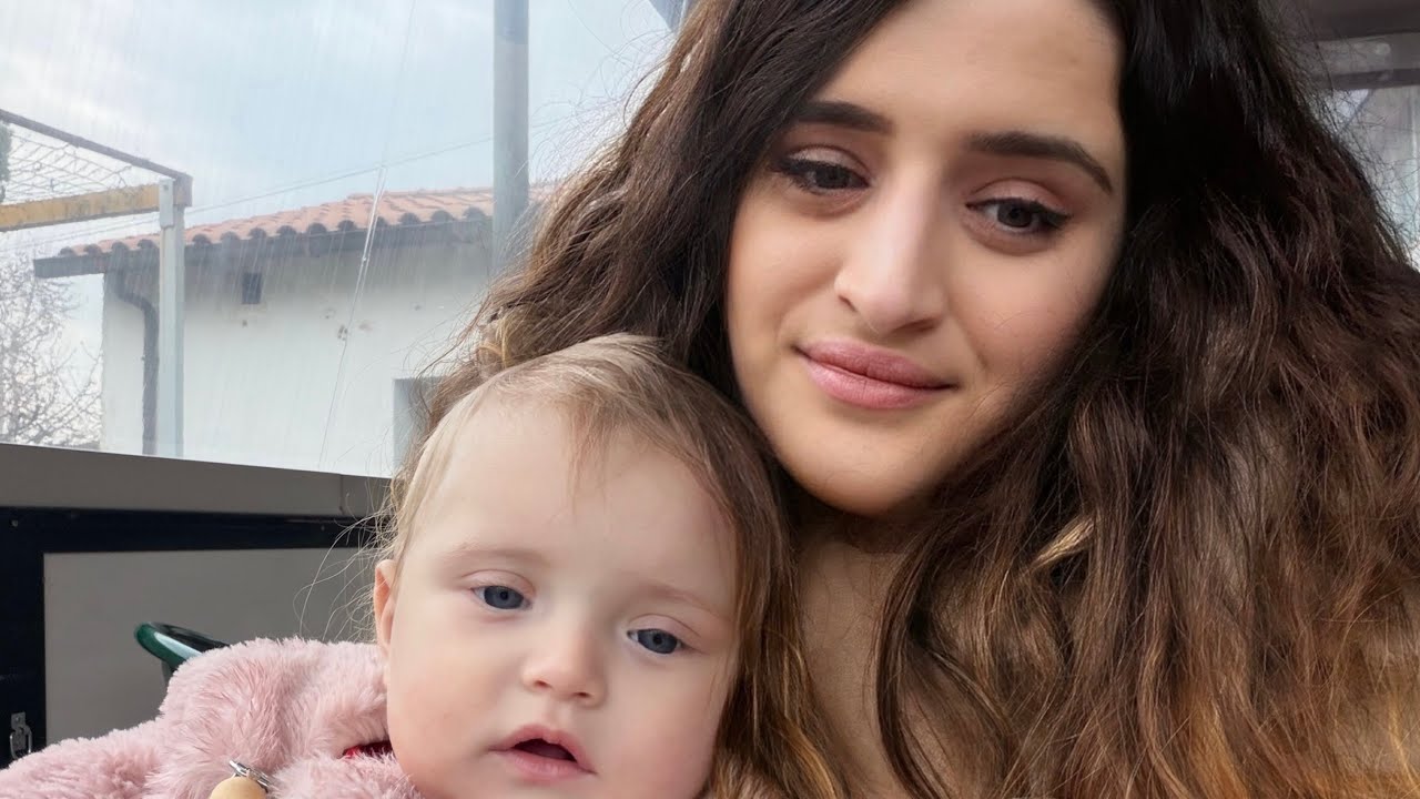 Veshja dhe paraqitja e nje amvise ne nje dite te zakonshme ne shtepi /