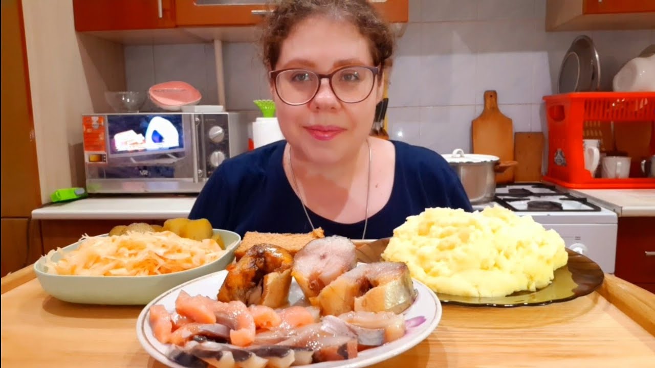 Мукбанг Пюре 🥔Красная рыба, Сельдь, Скумбрия, Капусточка, Огурчики/Про чудо комментаторш