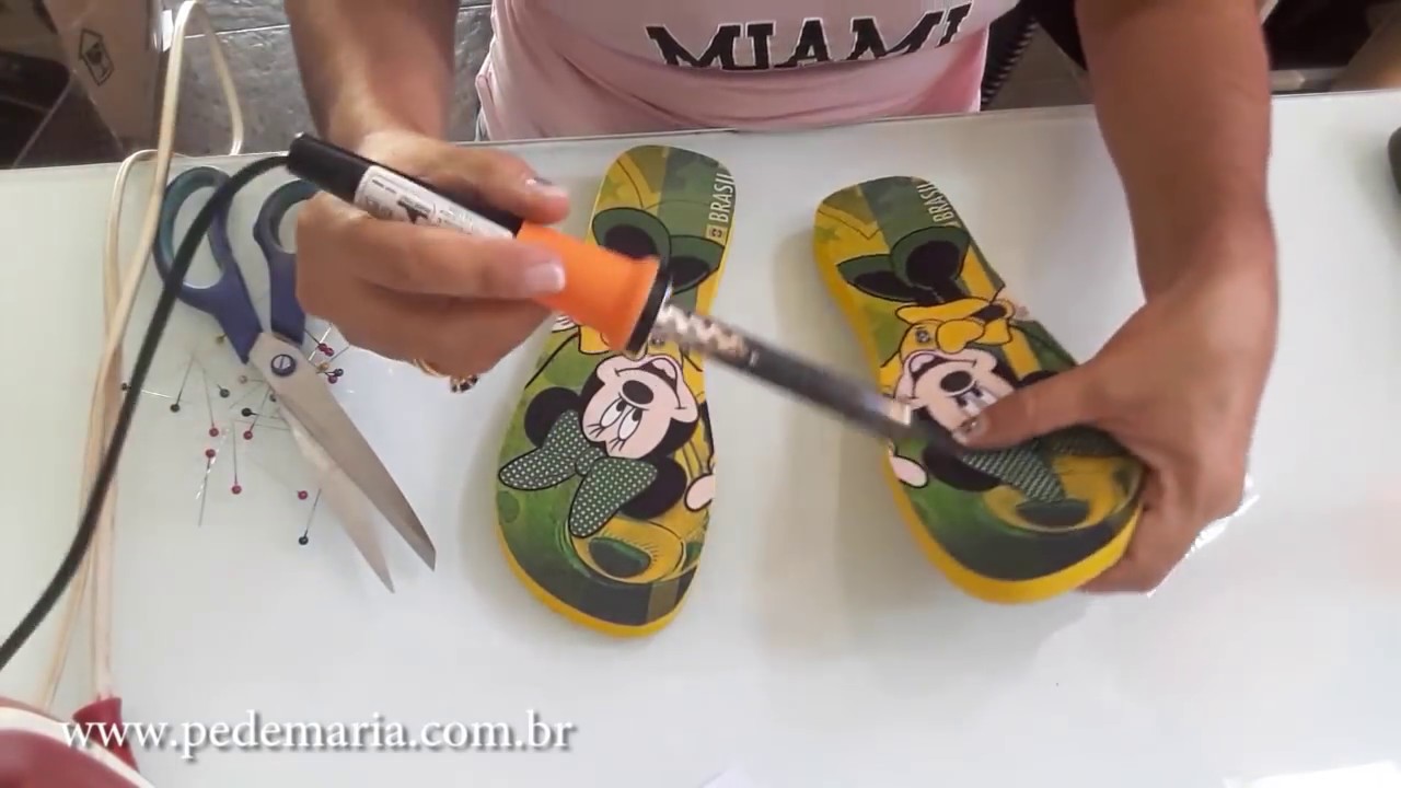 Como colar estampas no chinelo usando ferro de passar roupa - Pé de Maria