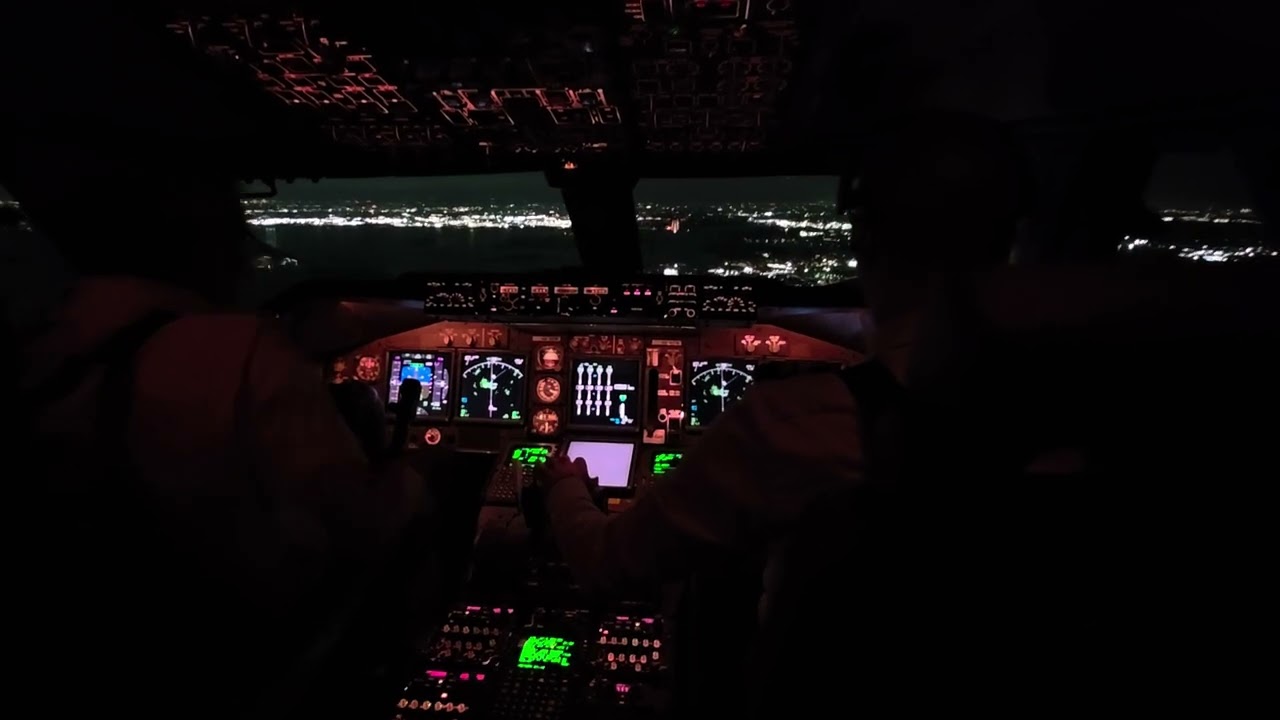 BOEING 747-400 nice night LANDING AT JFK. runway 04R . Cockpit view.