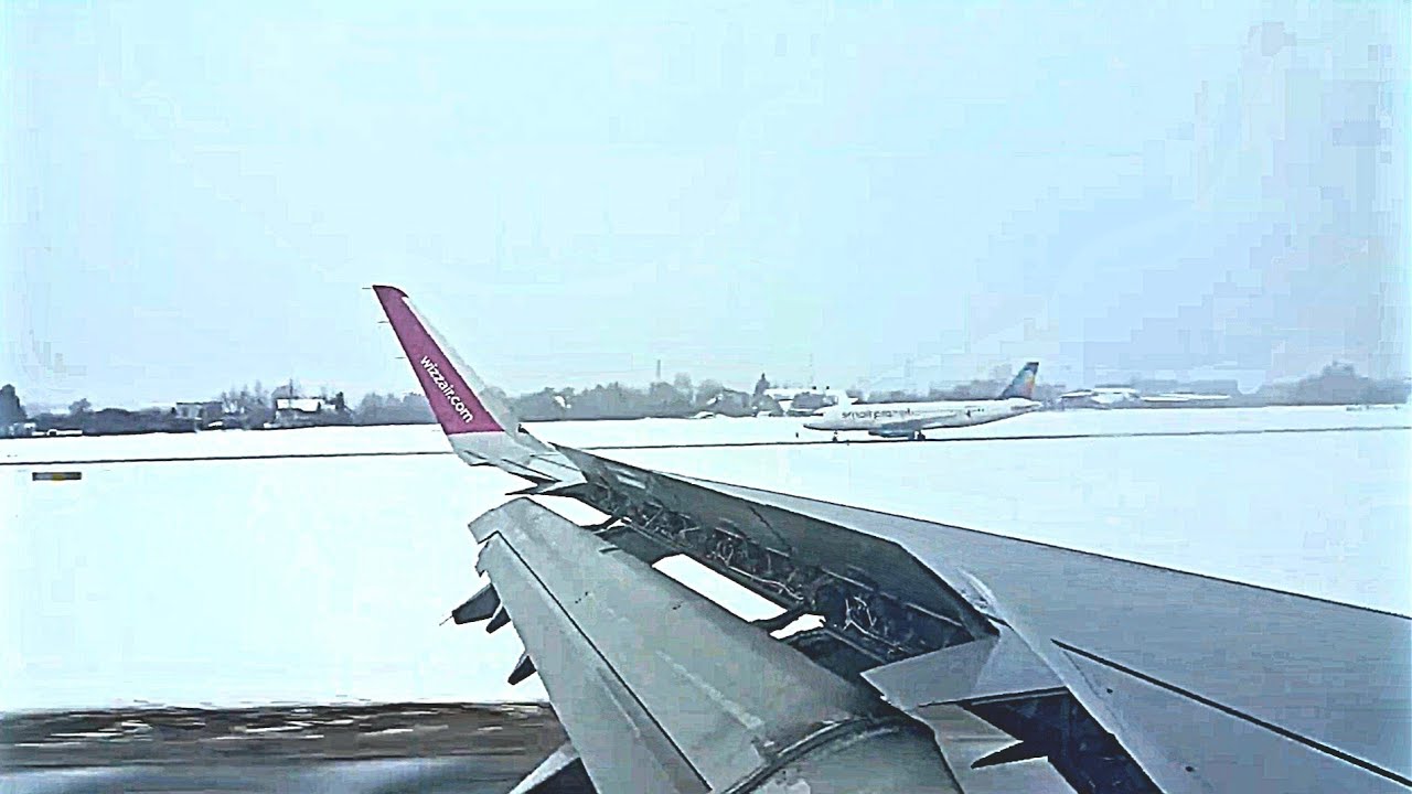 Smooth landing while it's snowing in Vilnius, Lithuania / desantas Vilniuje