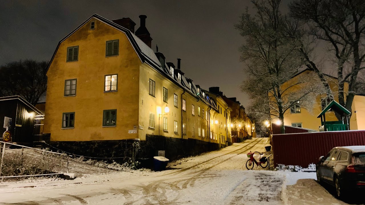 Stockholm Walks: Yttersta Tvärgränd. Picturesque street in first snow of the year