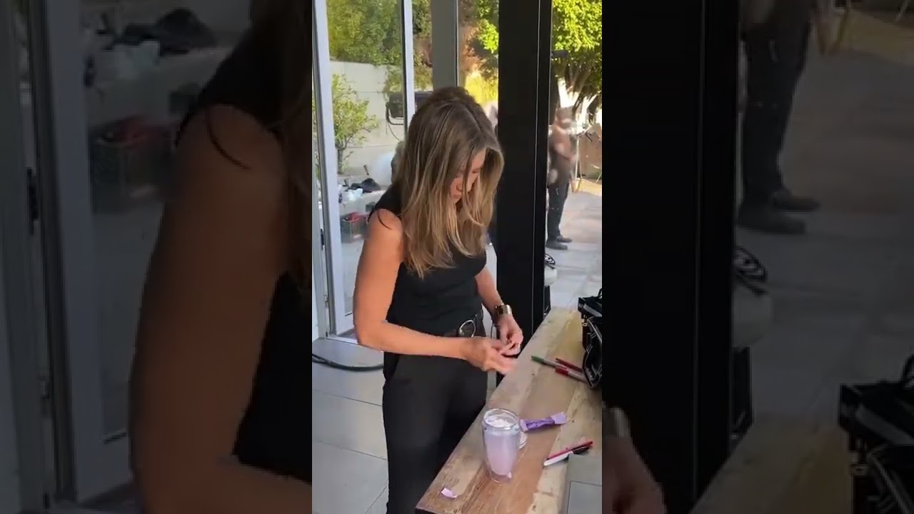 🌬Ups!✨️?#jenniferaniston #subscribe #lolavie #vitalproteins
