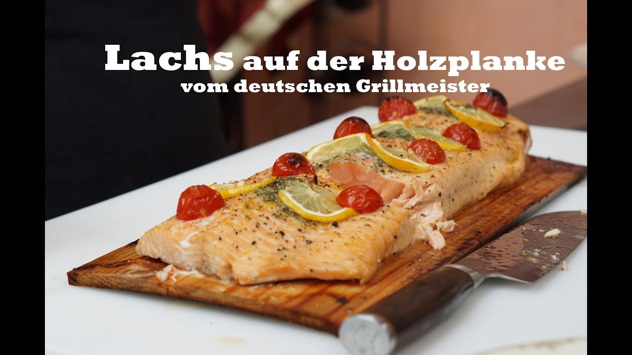 Lachs auf der Holzplanke vom deutschen Grillmeister