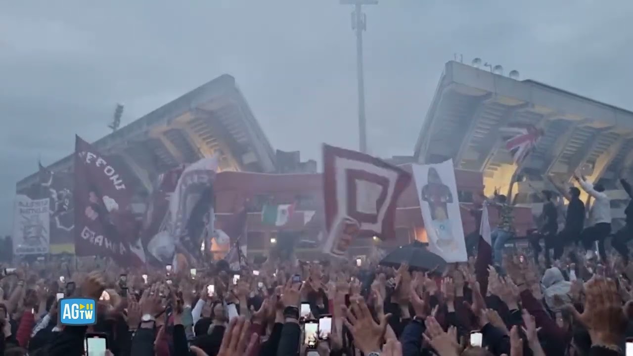 Salerno, la festa dei tifosi per il pareggio contro il Napoli: l'arrivo dei giocatori allo stadio