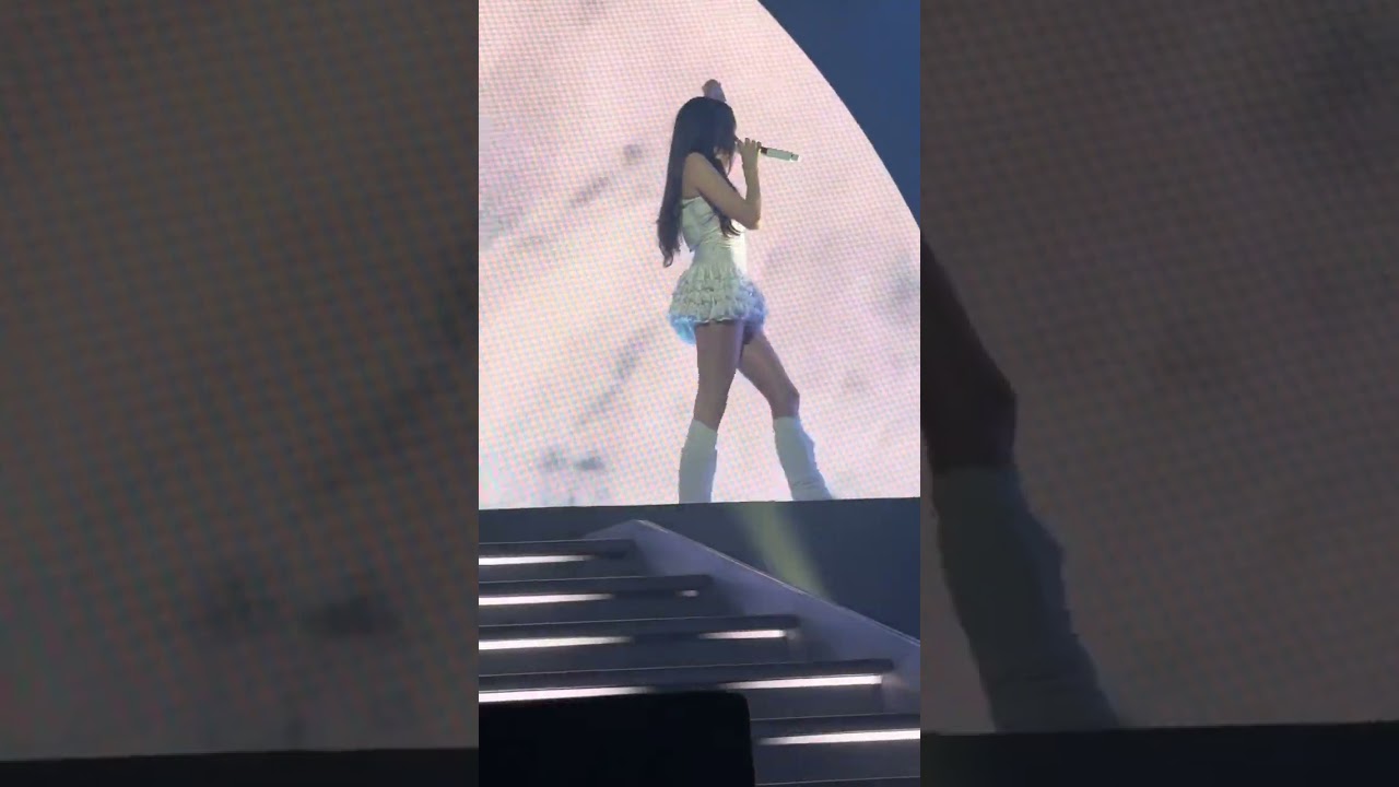 Madison Beer - stained glass - live in Montreal