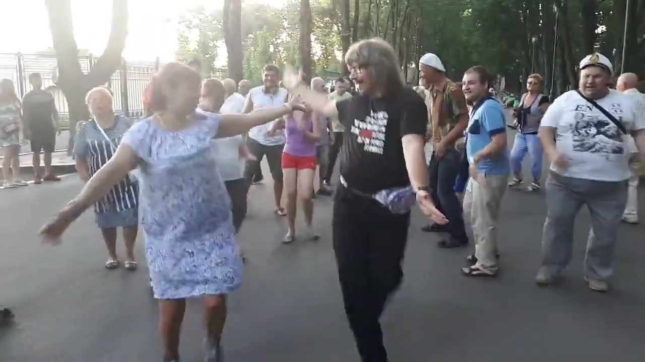 А ПОЕЗД ТИХО ЕХАЛ НА БЕРДИЧЕВ...