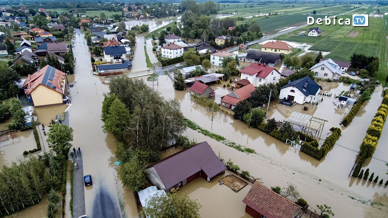 Bobrowa zalana! Droga w Latoszynie zerwana – skutki deszczowej nocy w powiecie dębickim
