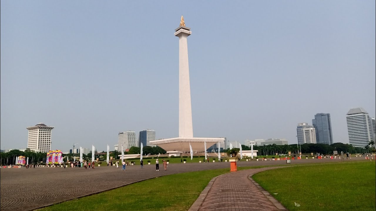 Jalan Santai menuju Monas dari halte busway Monas