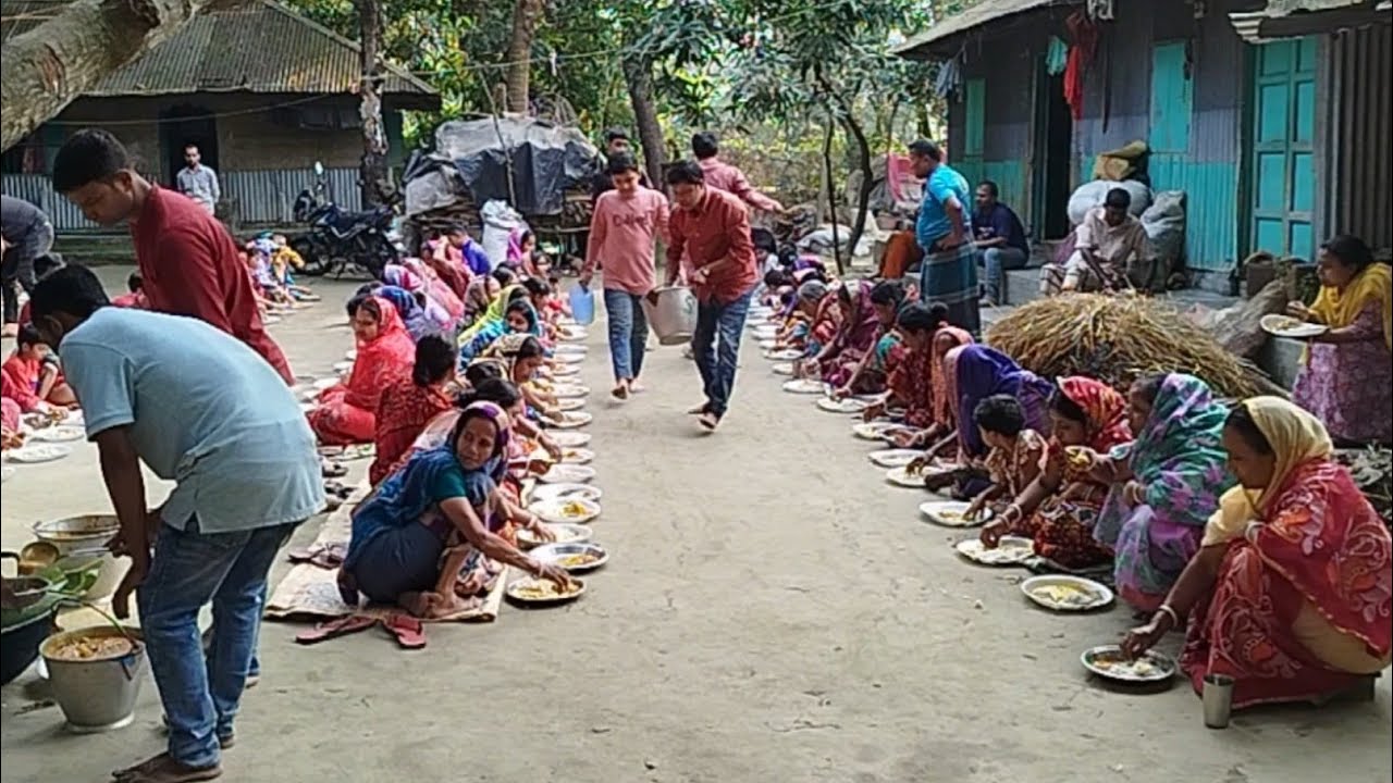 ছোলার ডালফ্রাই,আলুরদম,পুষ্পান্ন,দুপুরের খাবার দারুন ছিলো।সন্ধ্যায় ধুনচি নাচ,শঙ্খ প্রতিযোগীতা।