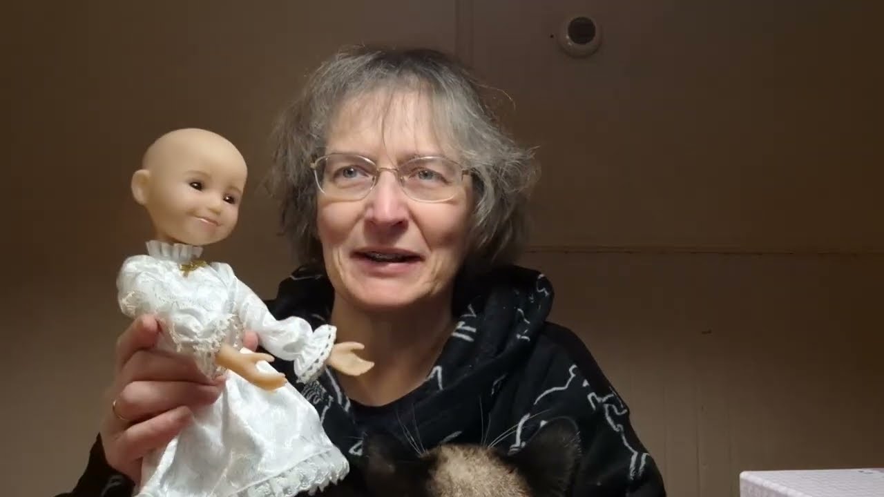 Unboxing Ruby Red Fashion Friend  Carol.