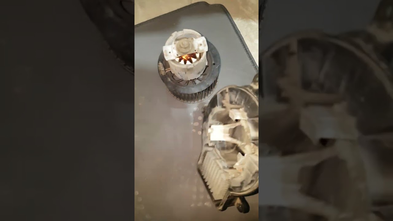 Бардачек и мотор отопителя салона (печки) Пежо 3008