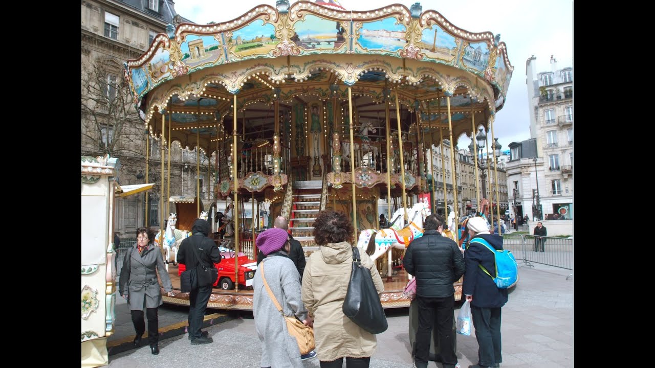 Carrousel ; La Belle Epoque ; Manège ; Rue de Rivoli ; Mairie de Paris ; Île-de-France , France