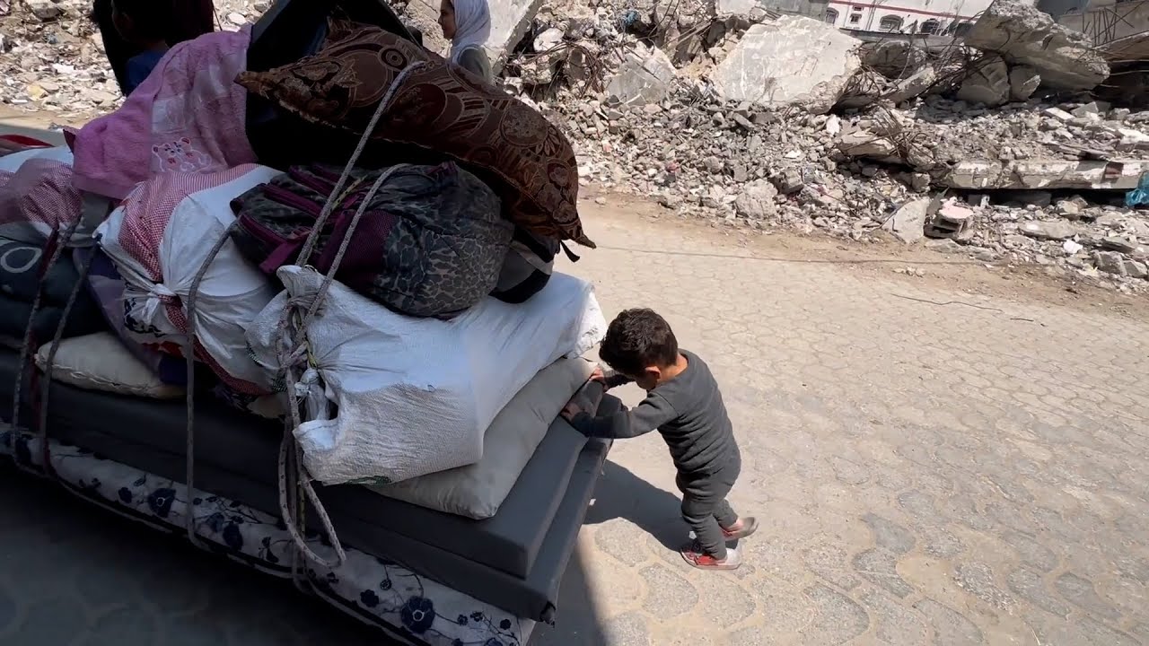 مواطنون ينزحون قسراً من جباليا شمال قطاع غزة هرباً من القصف الإسرائيلي