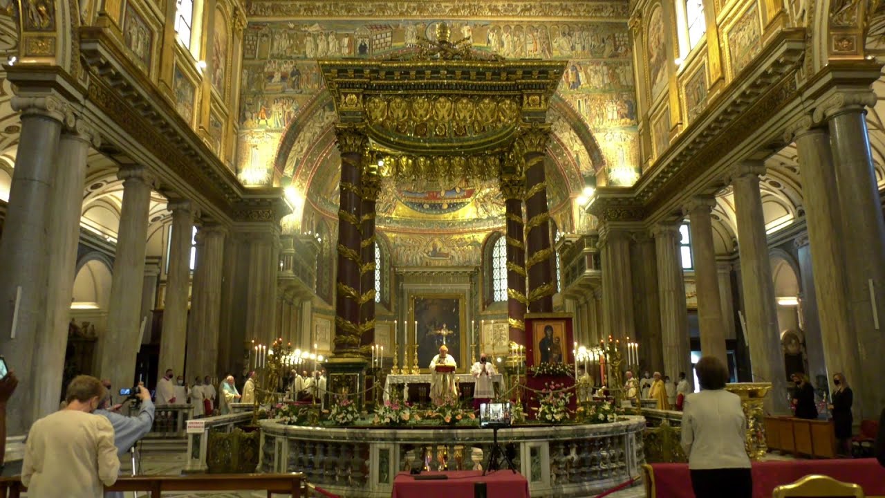 Llueven pétalos de rosas en Santa María la Mayor, para recordar el milagro de la nieve
