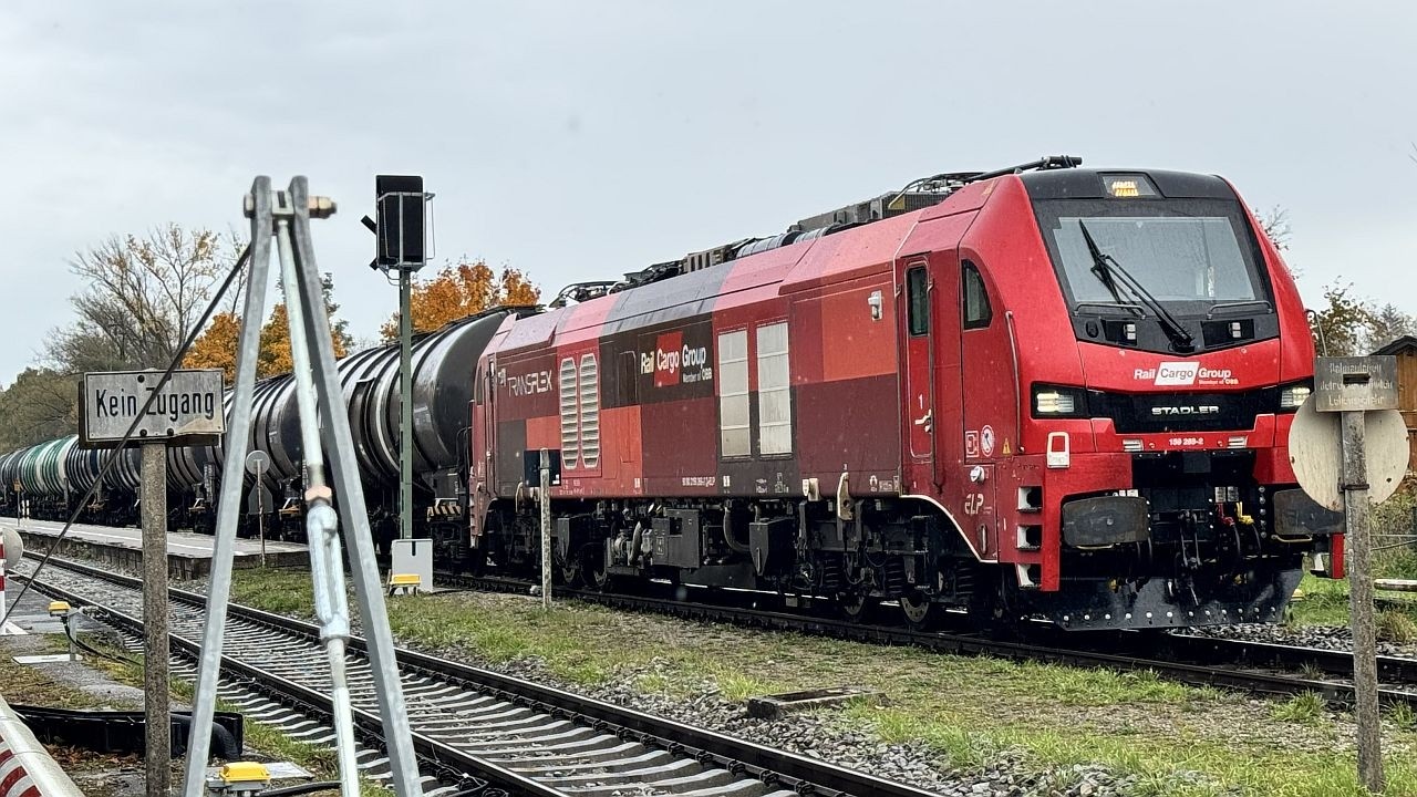Zugverkehr in Hörlkofen (Bayern) mit BR 159 und BR 218