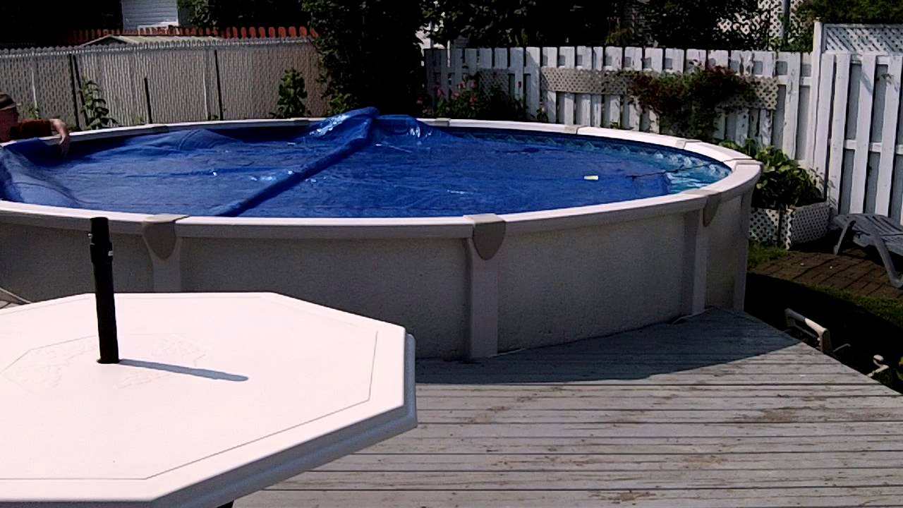 Rouleau invisible pour toile solaire de piscine.  Enrouleur bâche à bulles piscine hors sol.