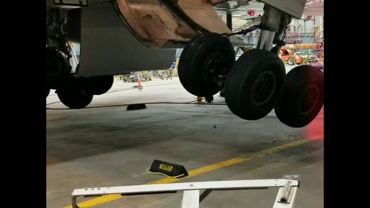 B767-300 Gear Down Swing