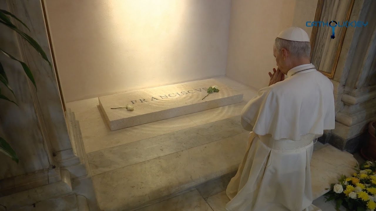Leone XIV a Santa Maria Maggiore prega sulla tomba di Papa Francesco