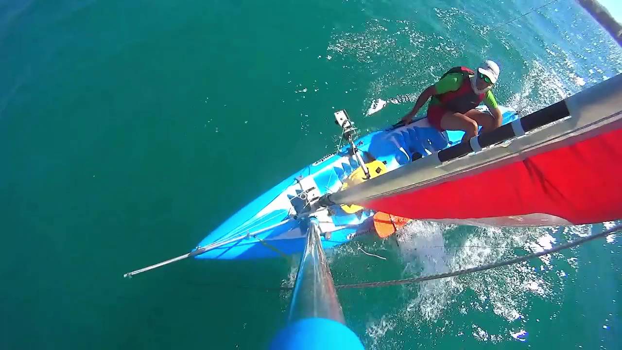 Navegando a vela con kayak doble. Viento 14 nudos