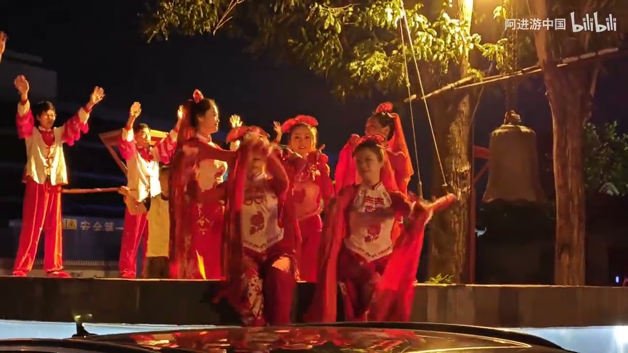 10月4日北京《刘老根大舞台》突然人群聚集 未见官方原因 #赵本山 #刘老根大舞台 #北京 #演出现场