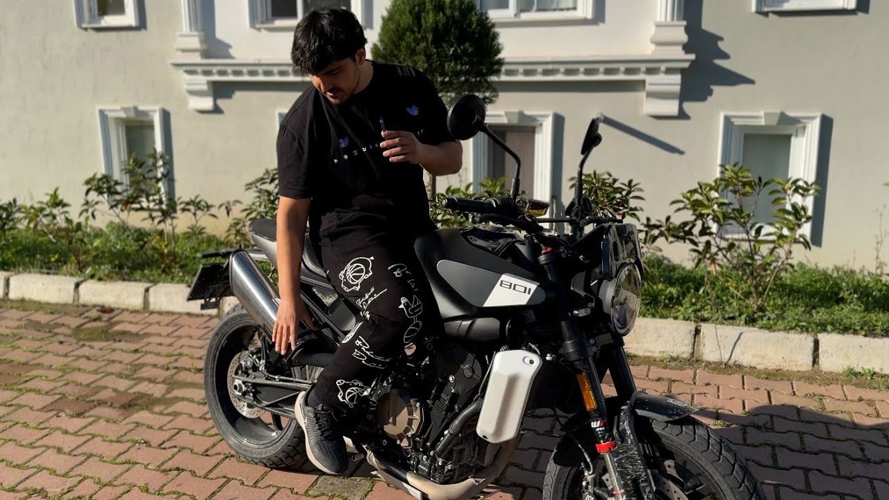 Neden Husqvarna Svartpilen 801 Aldim