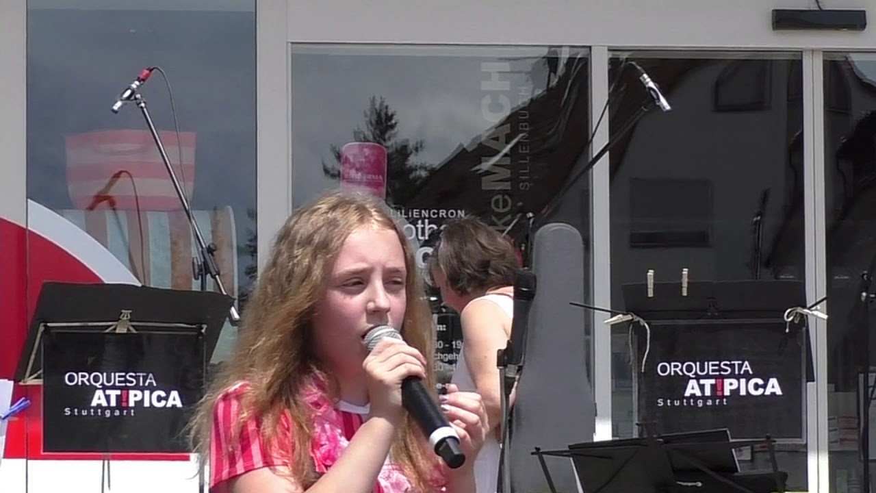 Plötzlicher Abbruch der Begleitmusik. Emily singt a cappella weiter