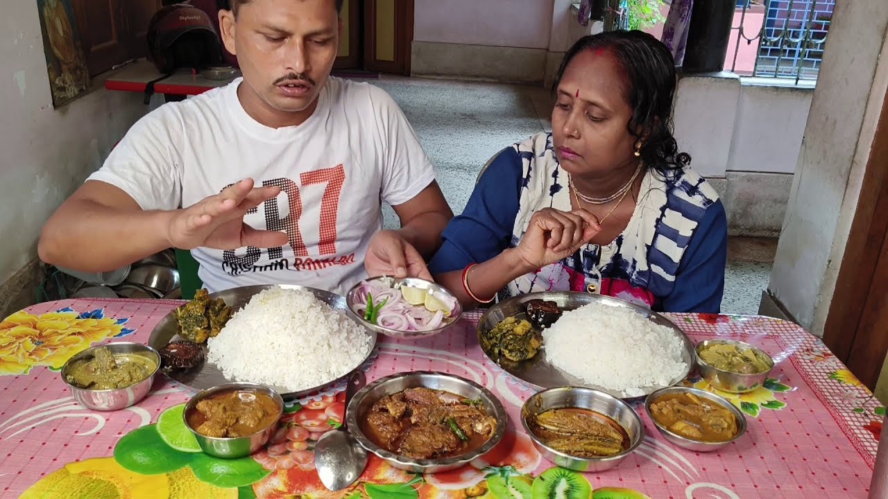 বৃষ্টির দিনে দুজনে বেশ ভালোই খেলাম | সুক্ত, পুঁইশাক চচ্চড়ী,পোয়াভোলা মাছ ঝাল, মুরগির মাংস | Eating
