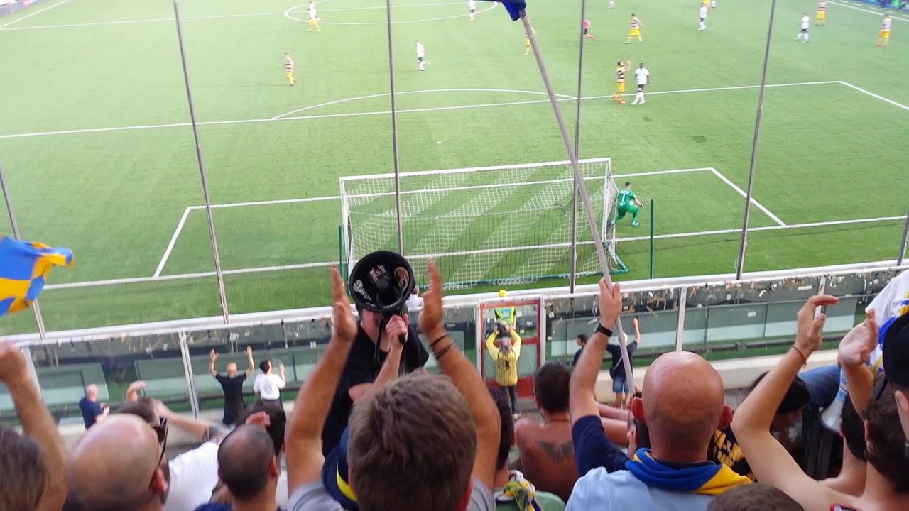 Dopo il goal di Ceravolo esplode la curva (Cesena - Parma 6/5/18)